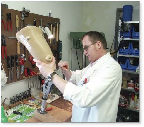 Guido Ziemba stellt in der Werkstatt eine Oberschenkelprothese ein