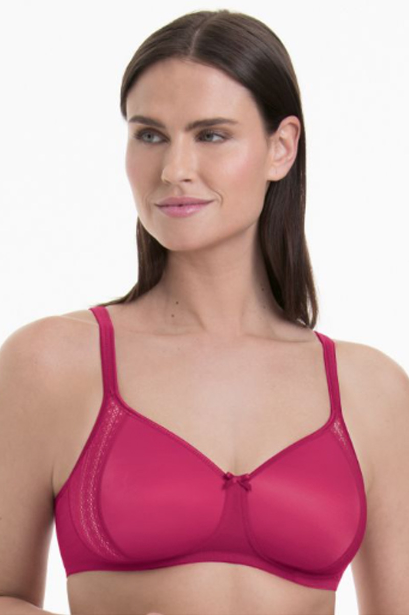 Frau trägt ein weinrotes Dessous