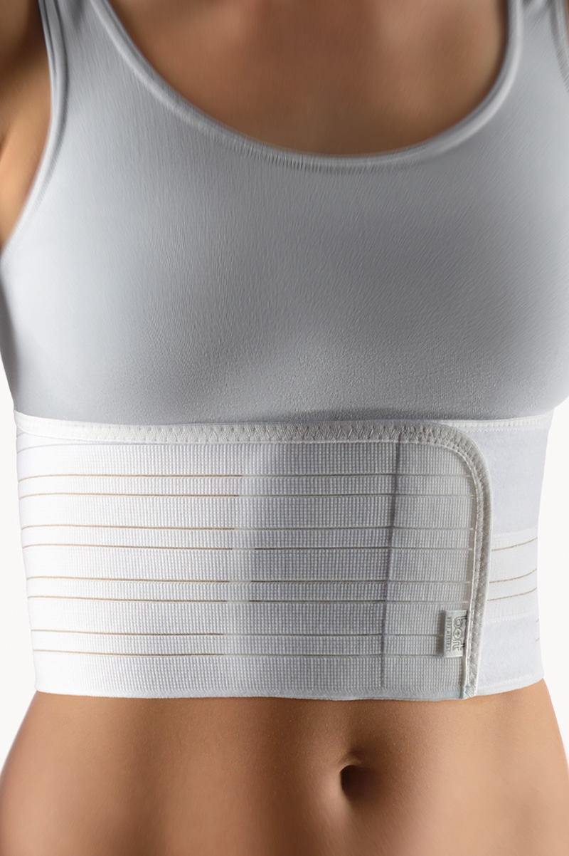 Sportlerin trägt eine Leibbinde