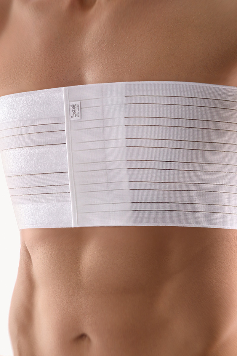 Muskulöser Mann trägt eine Leibbinde