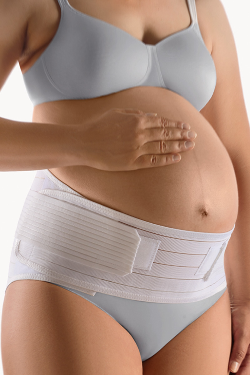 Schwangere Frau trägt eine Leibbinde